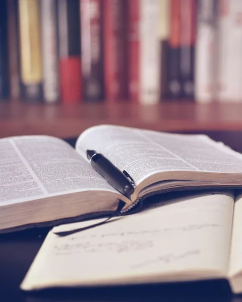 Lectura y repaso de textos jurídicos con notas y subrayado